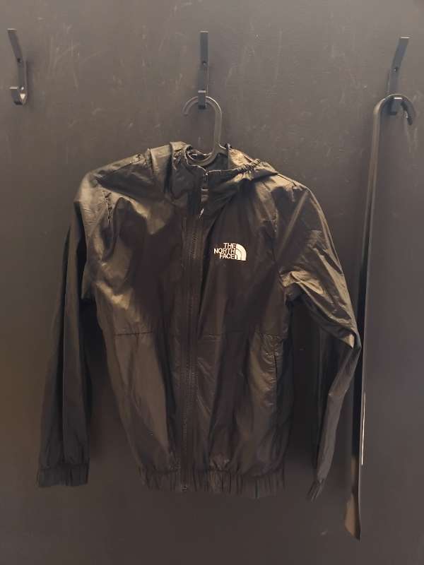 Svartur north face jakki