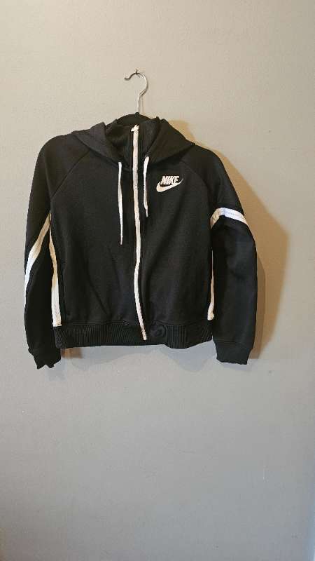 Nike rennd peysa