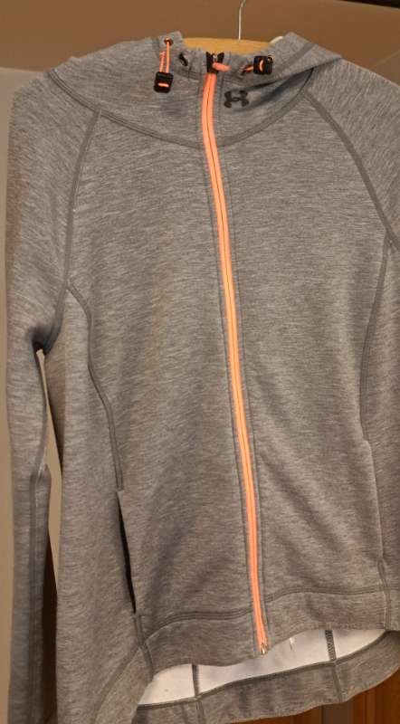 Kvk grá Under Armour ath slitið band í hálsmáli