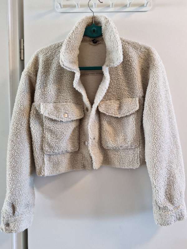 beige jakki