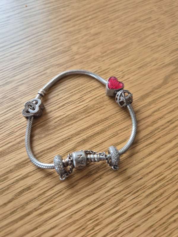 Pandora armband m/3 charms og festibgu