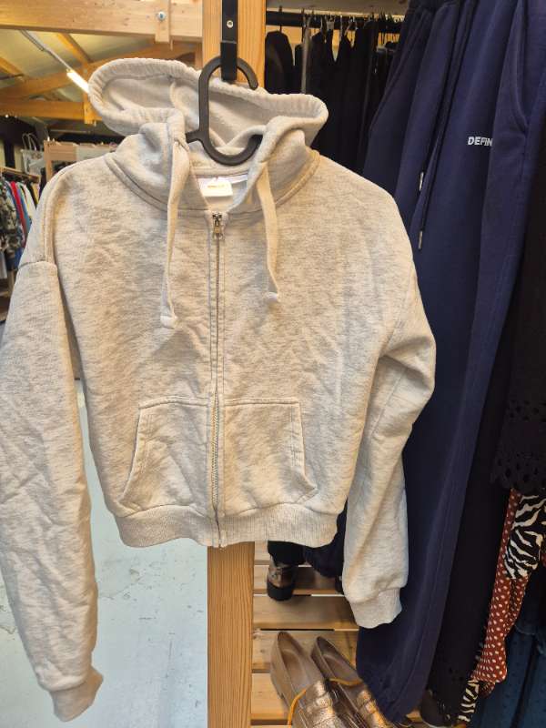 Gina tricot hettu peysa rennd