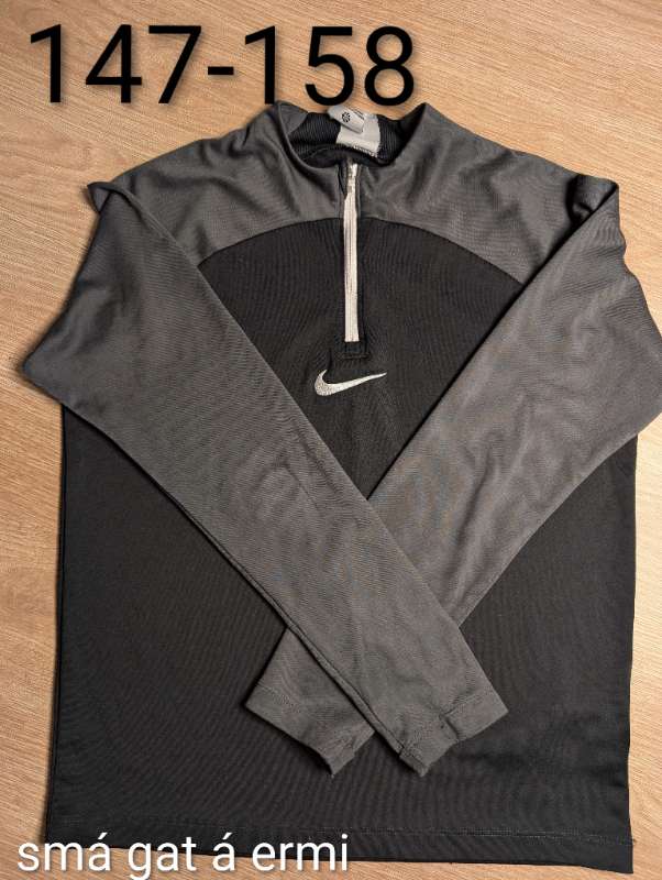 Nike dry fit peysa (smá saumspretta a erminni)