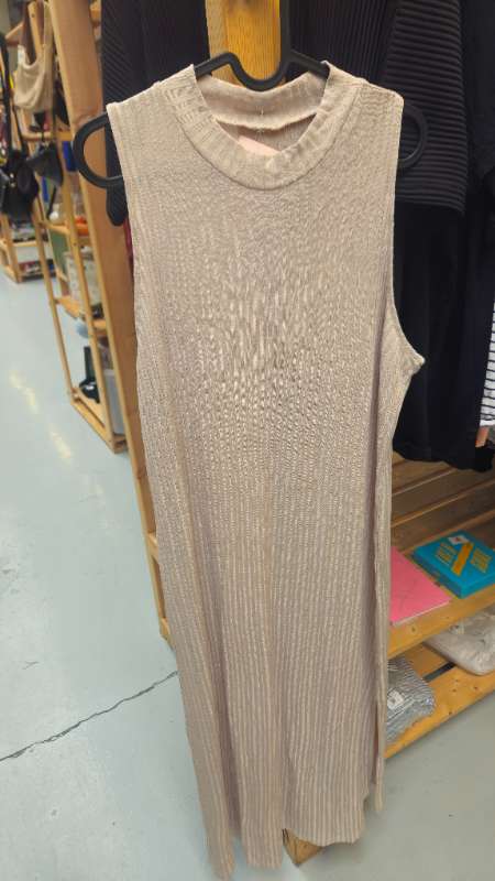 KjólI ermalaus beige teygjanlegur
