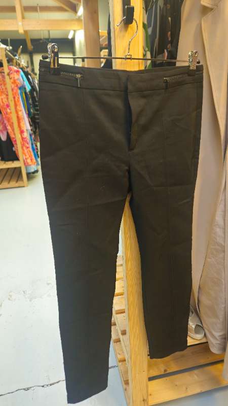 Mango dragt buxur