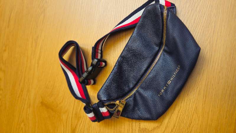 Tommy Hilfiger taska