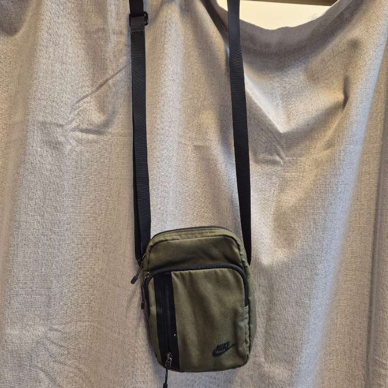 Græn Nike hliðartaska