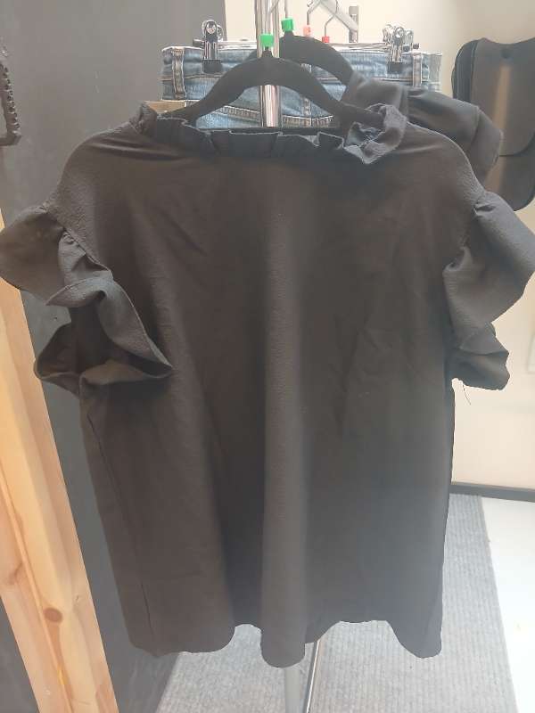 Svort blússa með blunduermum