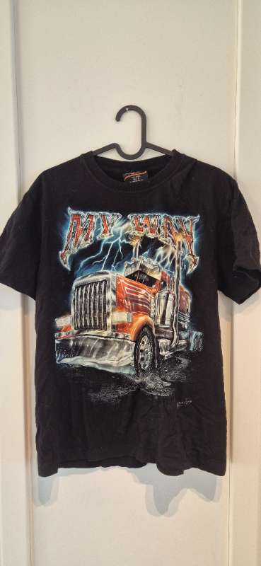 Svartur bolur lýsir í myrkri