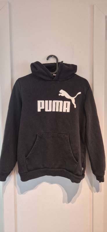 Svört Puma peysa