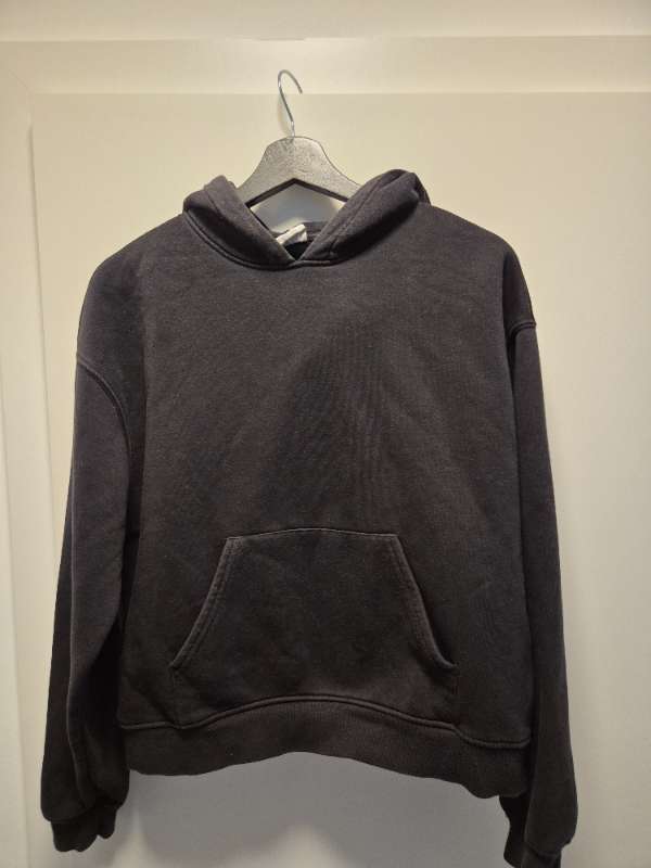 Hettupeysa Ginatricot svört