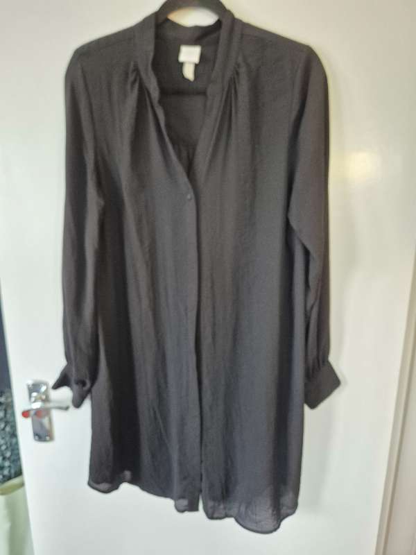 H&M sv gegns skyrta