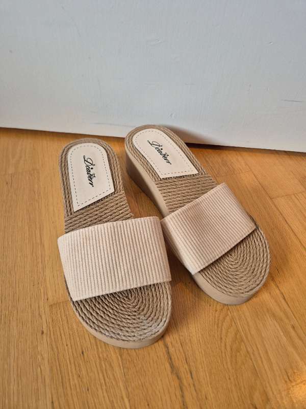 Brúnir sandalar