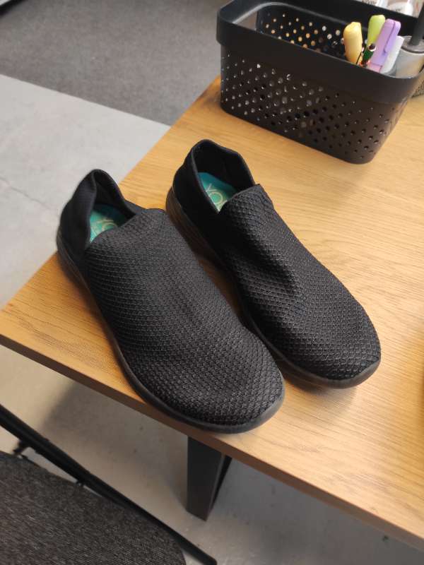 By skechers 40