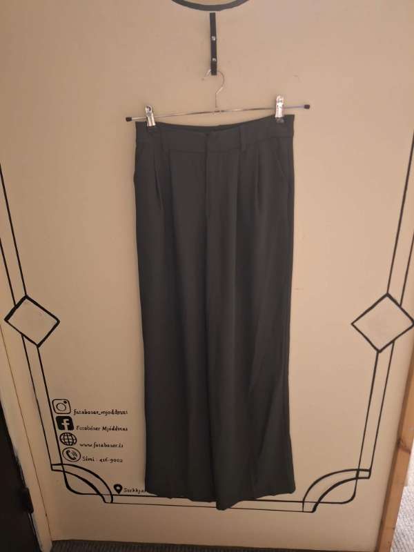 Gráar dragtarbuxur