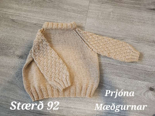 Ljósbrún með munstur á ermum