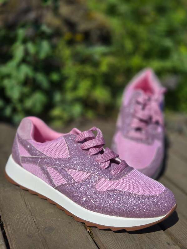 Bleikir strigaskór - ónotaðir