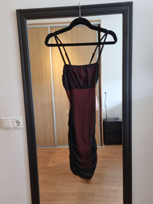 Rauður og svartur kjóll