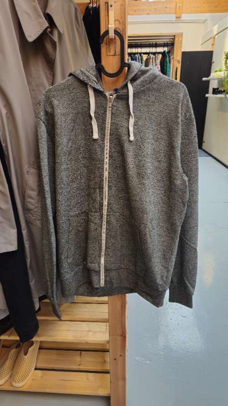 Ciemny sweter z kapturem