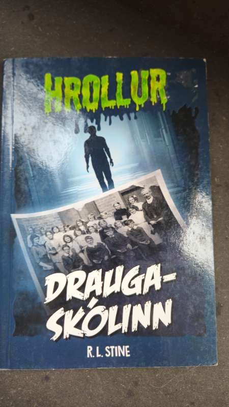 Draugaskólinn bók (eða Draugaskólinn: bók)