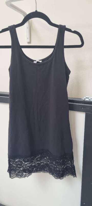 Hlírabolur svartur með blúndu.