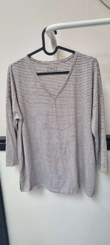 Hvítur, kringlóttur bolur.