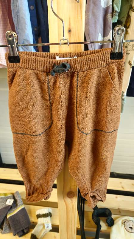 Hlýjar brúnar buxur zara