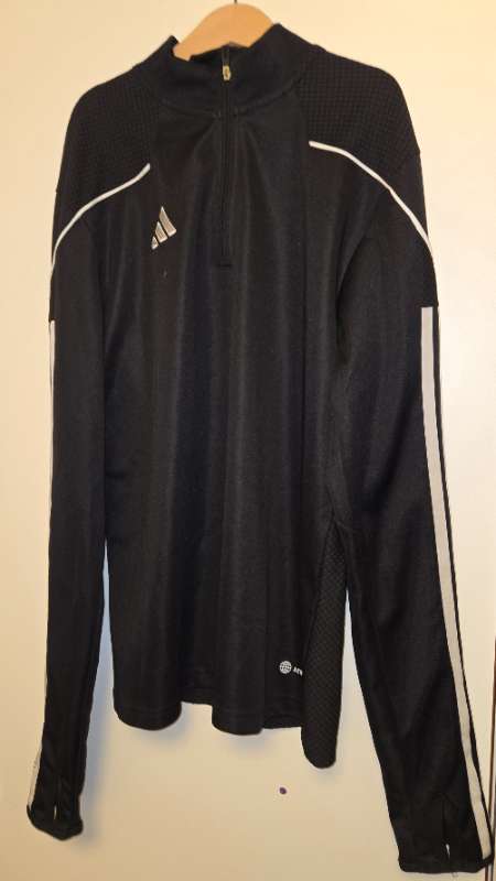 Adidas peysa svört og hvít
