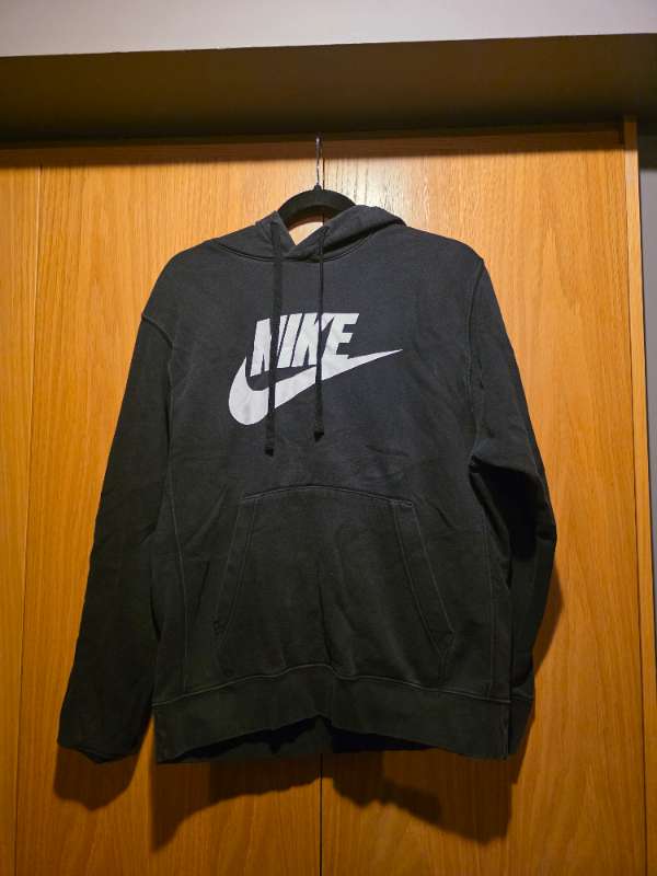 Svört Nike hettupeysa