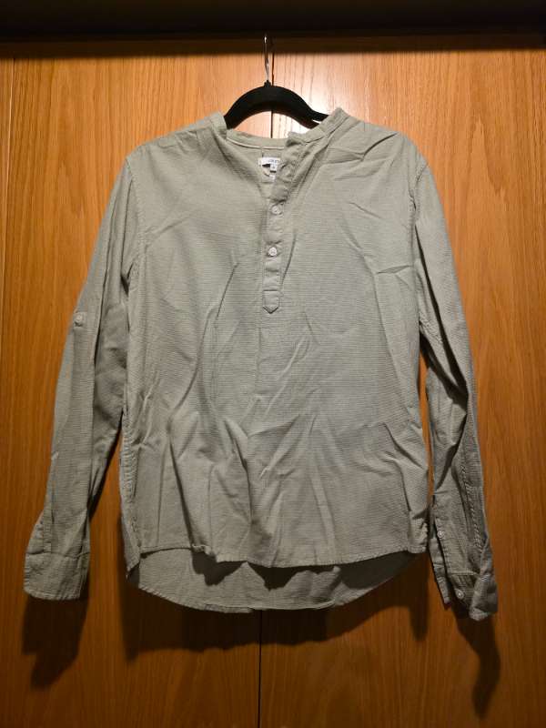 Ljósgræn hálfhneppt skyrta