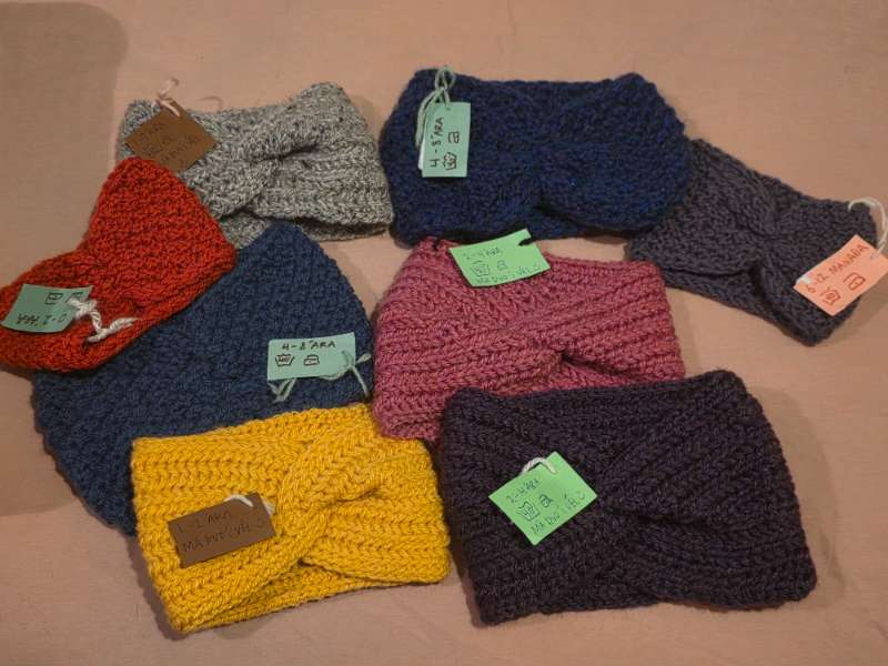 Plómubleikt eyrnaband