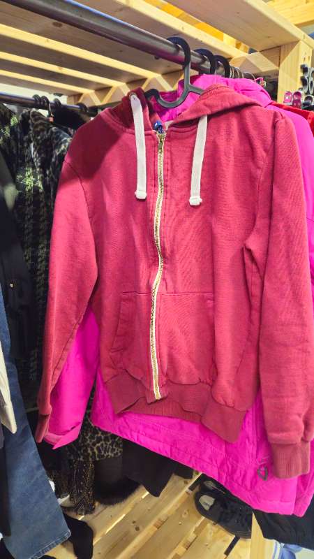 Hettupeysa rennd rauð