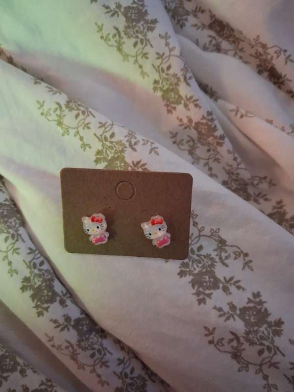 eyrnalokkar hello kitty