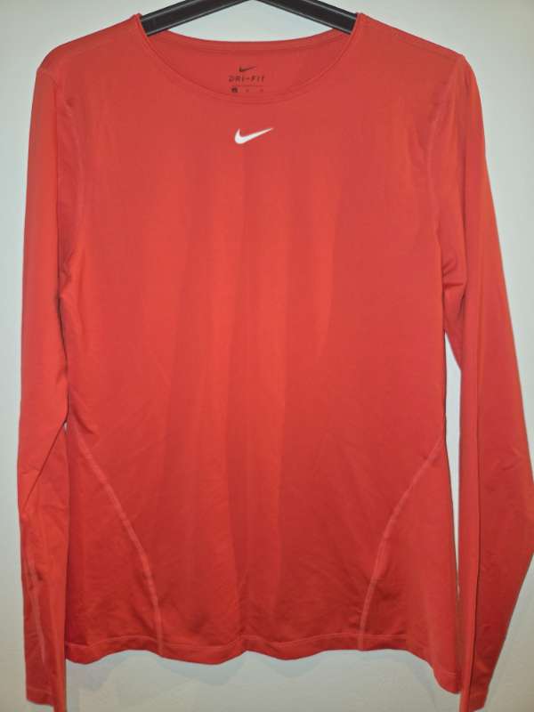 Nike peysa rauð