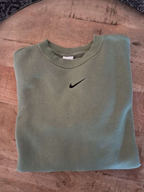 N Nike peysa græn