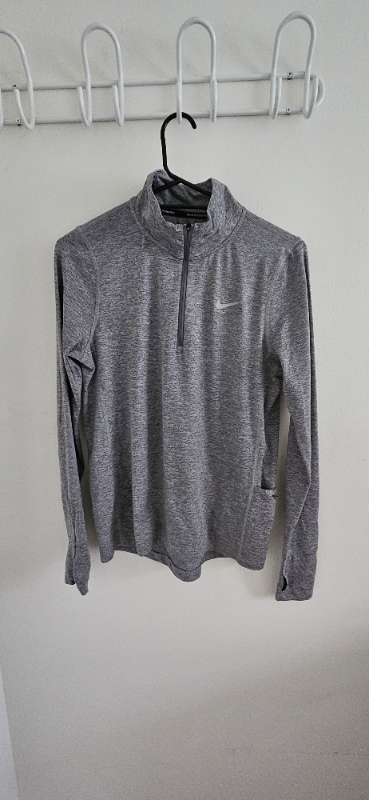 Nike drifit peysa grá