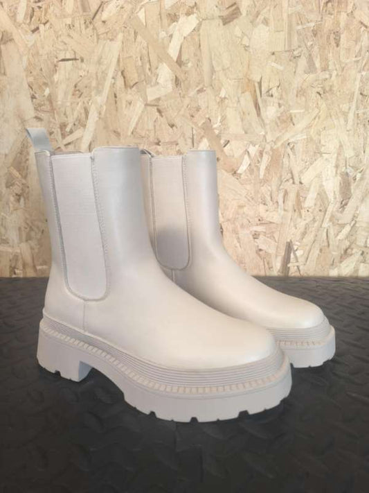 Hvítir stígvélar, stærð 38.