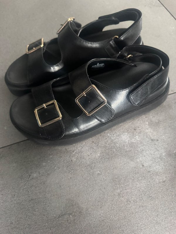 Sandalar í 40