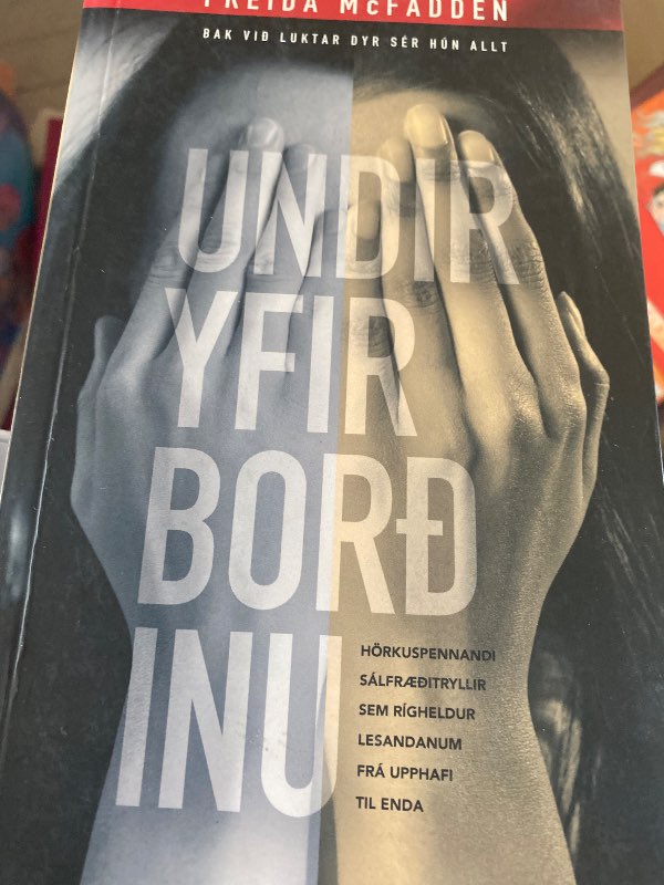Undir yfir borðinu bók