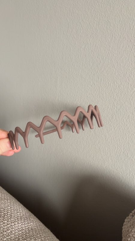 Dökkbrún hárspöng