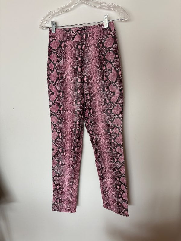 PrettyLittleThing bleikar snakeprint pleðurbuxur