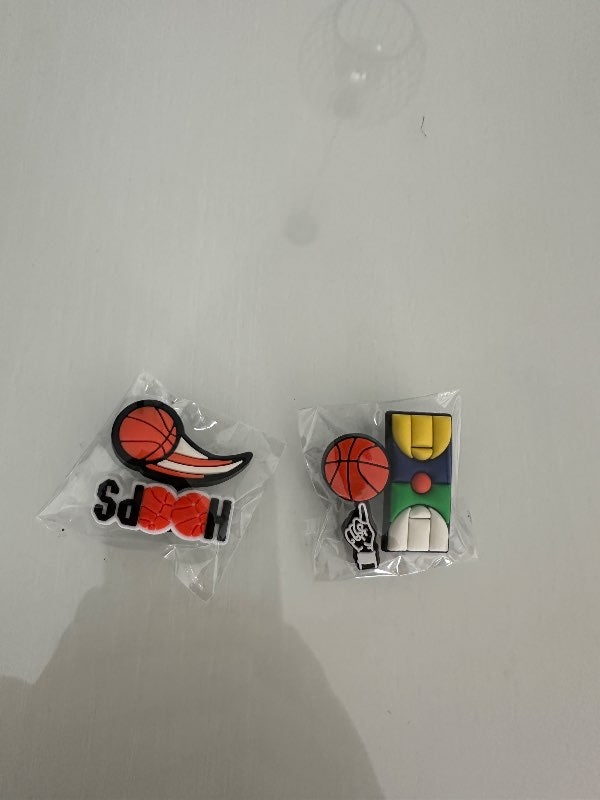 2 körfubolta crocs skraut