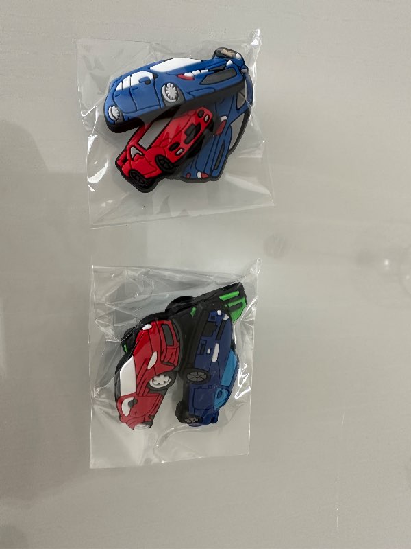 3 bílar crocs skraut