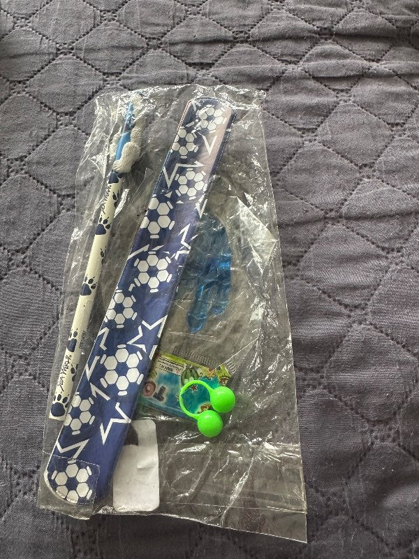 Blýantur, armband, slím hendi og augu