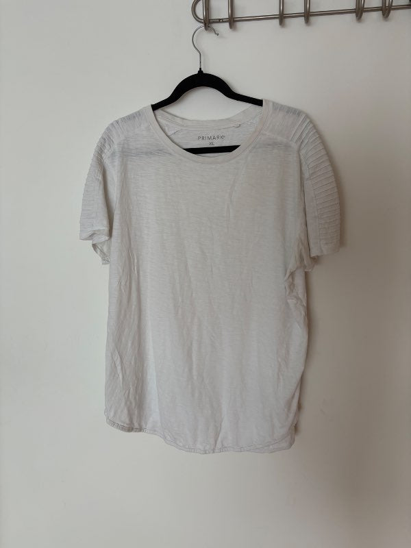 Primark hvítur stuttermabolur m/rifflum
