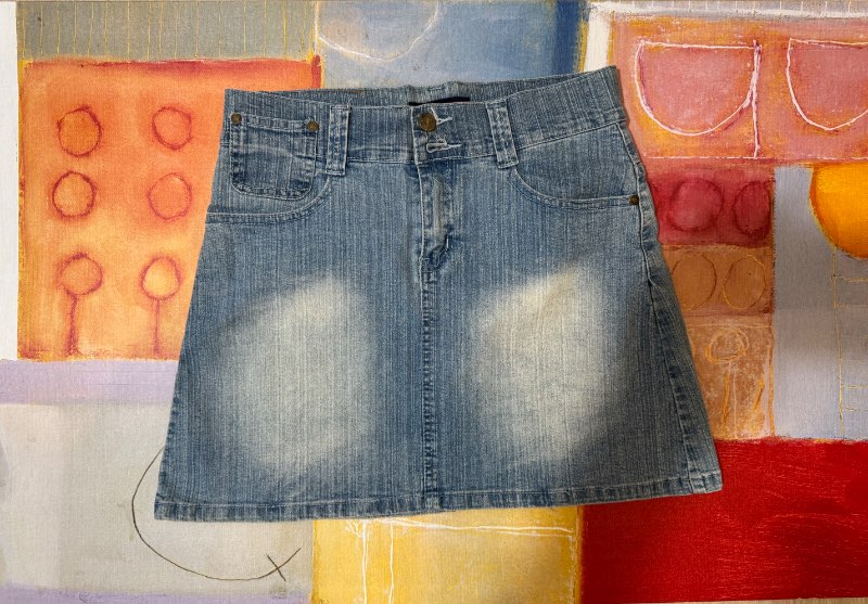 Super cute denim skirt, light wash