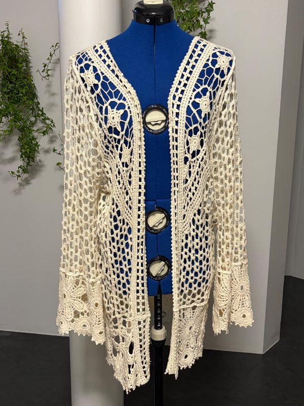 Hvít crochet-style peysa