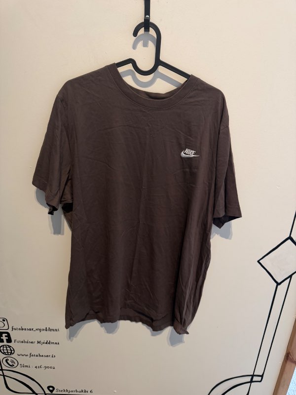 KK Nike Club stuttermabolur brúnn