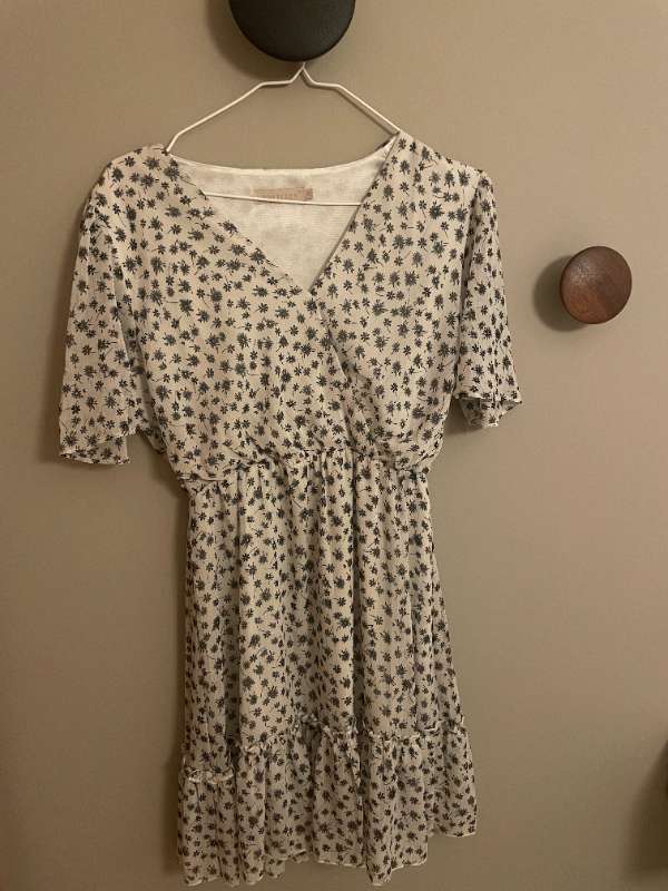 Kjóll Voyelles hvítur m blómum