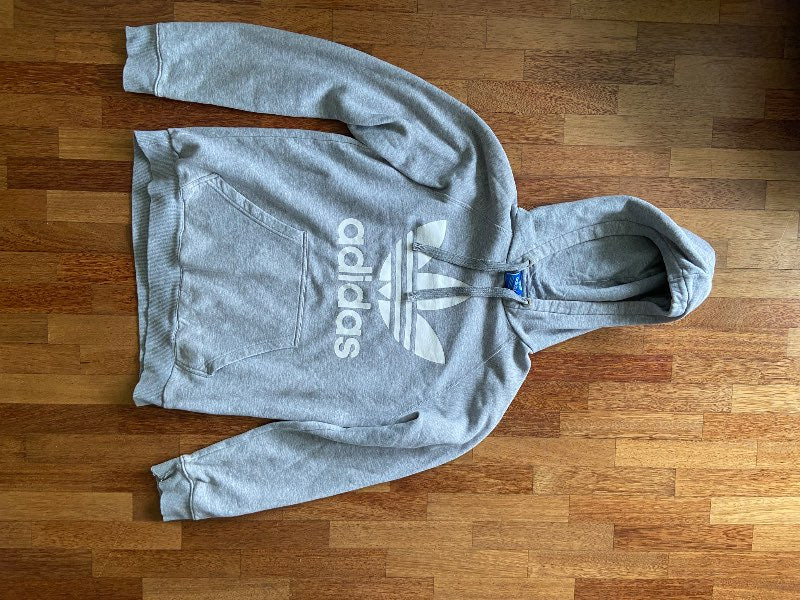 Grá adidas peysa